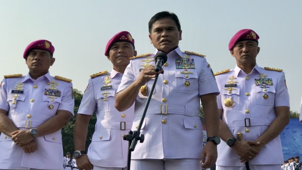 Kepala Staf TNI Angkatan Laut (Kasal) Laksamana TNI Muhammad Ali menjawab pertanyaan wartawan saat jumpa pers selepas upacara serah terima jabatan di Markas Besar TNI AL, Jakarta, Kamis (26/10/2023). ANTARA/Genta Tenri Mawangi.