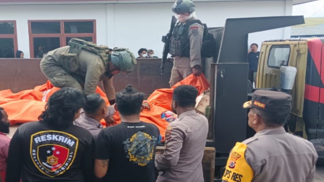 Evakuasi jenazah pendulang emas yang menjadi korban penembakan KKB di kali I, Distrik Seradala, Kabupaten Yahukimo, Papua Pegunungan, Selasa (17/10). (ANTARA/HO/Dok Satgas Damai Cartenz)