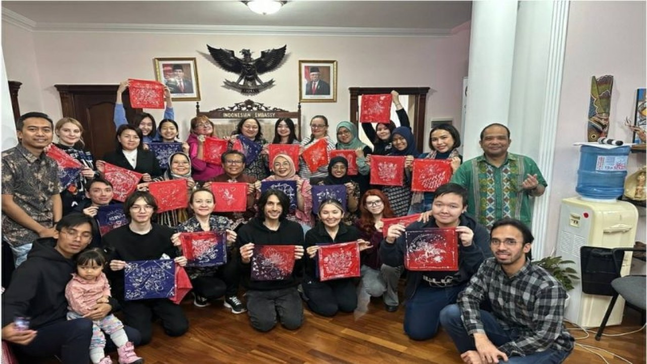 Kedutaan Besar Republik Indonesia (KBRI) di Astana, Kazakhstan, berupaya mempererat hubungan budaya dengan negara itu melalui lokakarya batik kolaborasi kedua negara yang digelar di Pusat Budaya Indonesia Astana pada Minggu (30/10/2023). (ANTARA/HO-KBRI Astana)