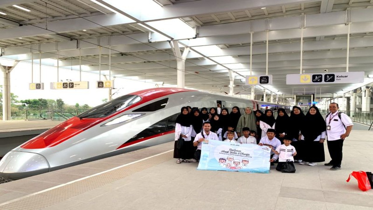 KCIC turut mengajak anak yatim naik Kereta Cepat "Whoosh" melalui "whoosh experience program". ANTARA/HO-KCIC