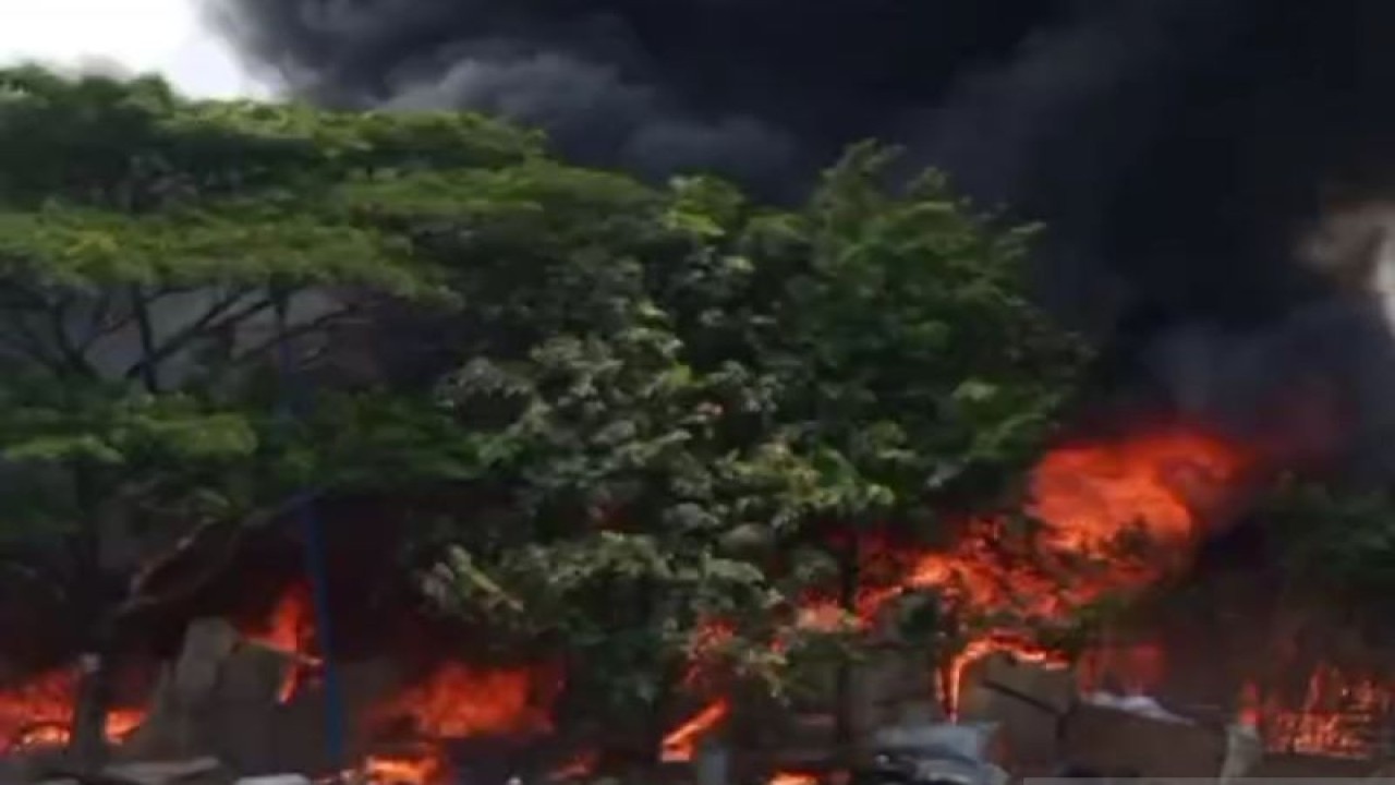 Kebakaran lapak pemilahan sampah di Jalan Kali Inspeksi, RT/RW 01/06 Kelapa Dua, Kebon Jeruk, Jakarta Barat, pada Jumat (20/10/2023). ANTARA/Tangkapan Layar