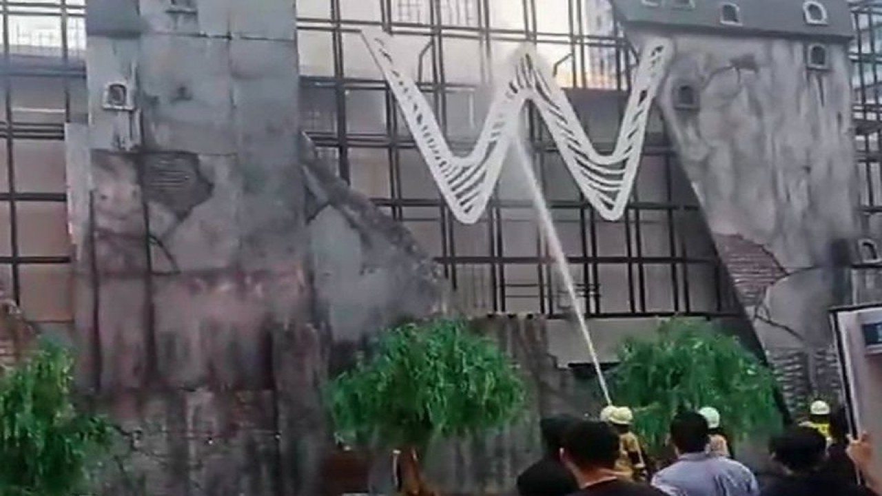 Petugas Suku Dinas Penanggulangan Kebakaran dan Penyelamatan (Sudin Gulkarmat) Jakarta Selatan memadamkan api sebuah gudang hiburan malam di Gedung W Super Club, Jalan Gatot Subroto RT 012 RW 001, Menteng Dalam, Tebet, Rabu (25/10/2023). ANTARA/HO-Dokumentasi Pribadi