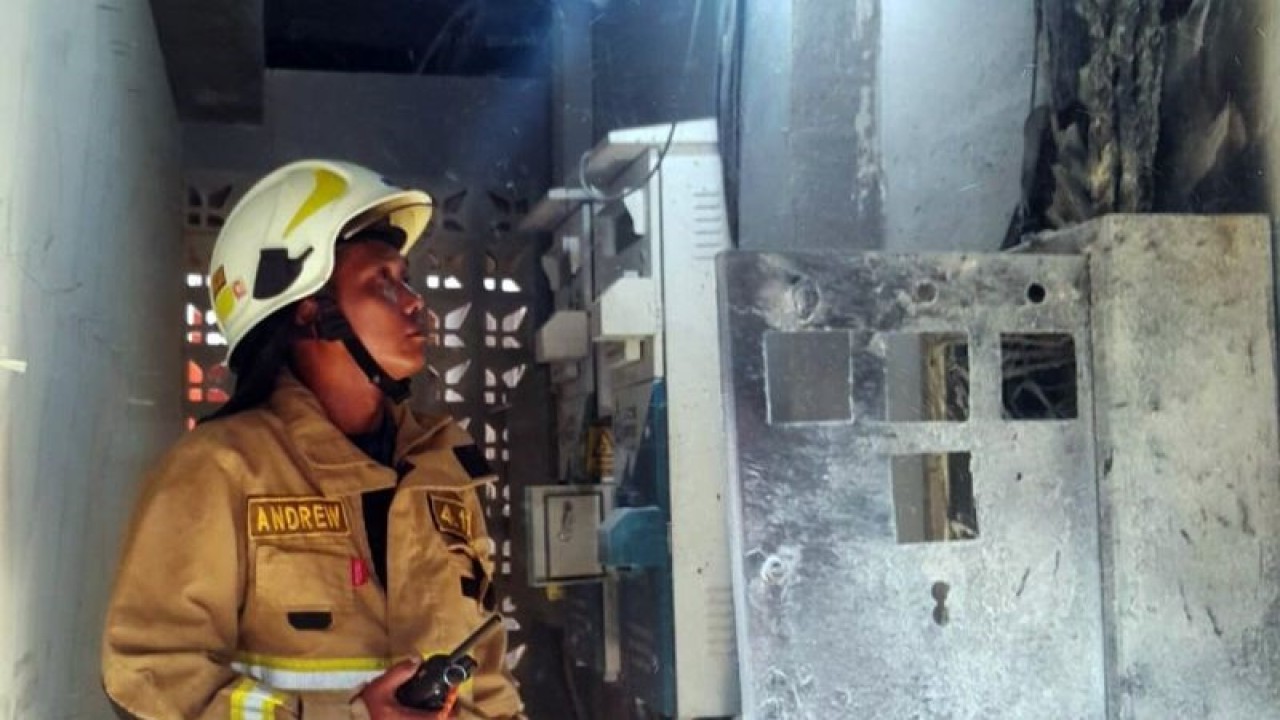 Ilustrasi - Kebakaran di SMAN 6 Jakarta Selatan diduga adanya gesekan antara kabel dengan kabel lainnya, Jakarta, Jumat (29/9/2023). ANTARA/HO-Suku Dinas Gulkarmat Jakarta Selatan/am.