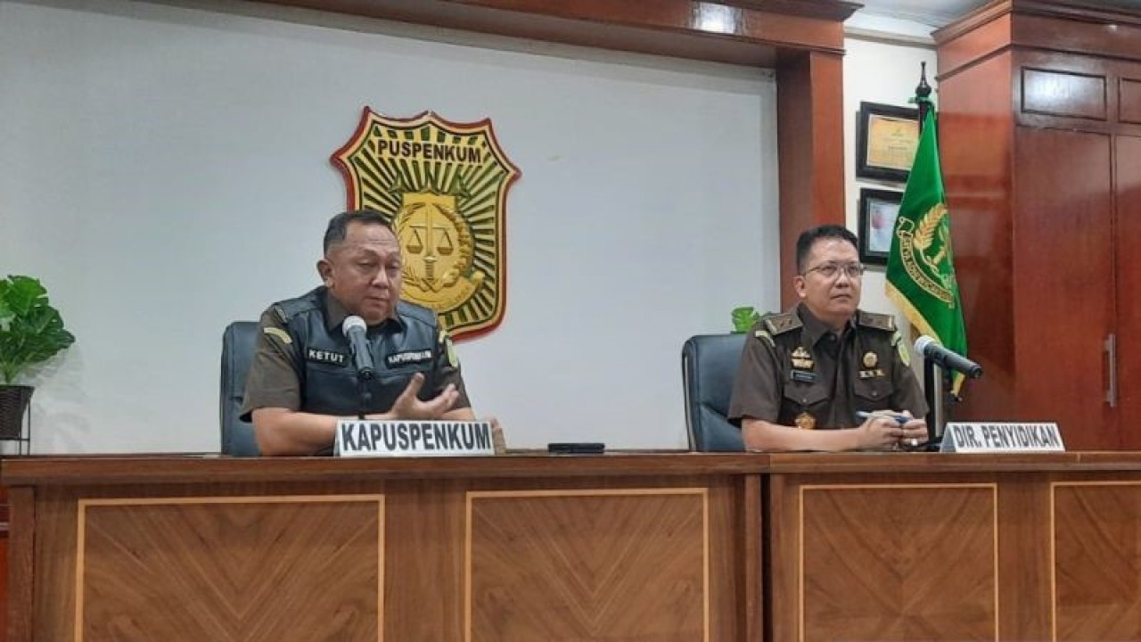 Kepala Pusat Penerangan Hukum (Kapuspenkum) Kejaksaan Agung Ketut Sumedana (kiri) dan Direktur Penyidikan (Dirdik) Jampidsus Kuntadi (kanan) memberikan keterangan kepada wartawan terkait dengan perkembangan penanganan kasus dugaan korupsi BTS 4G BAKTI Kominfor di Ruang Puspenkum Kejaksaan Agung Jakarta, Senin (16/10/2023). ANTARA/Laily Rahmawaty