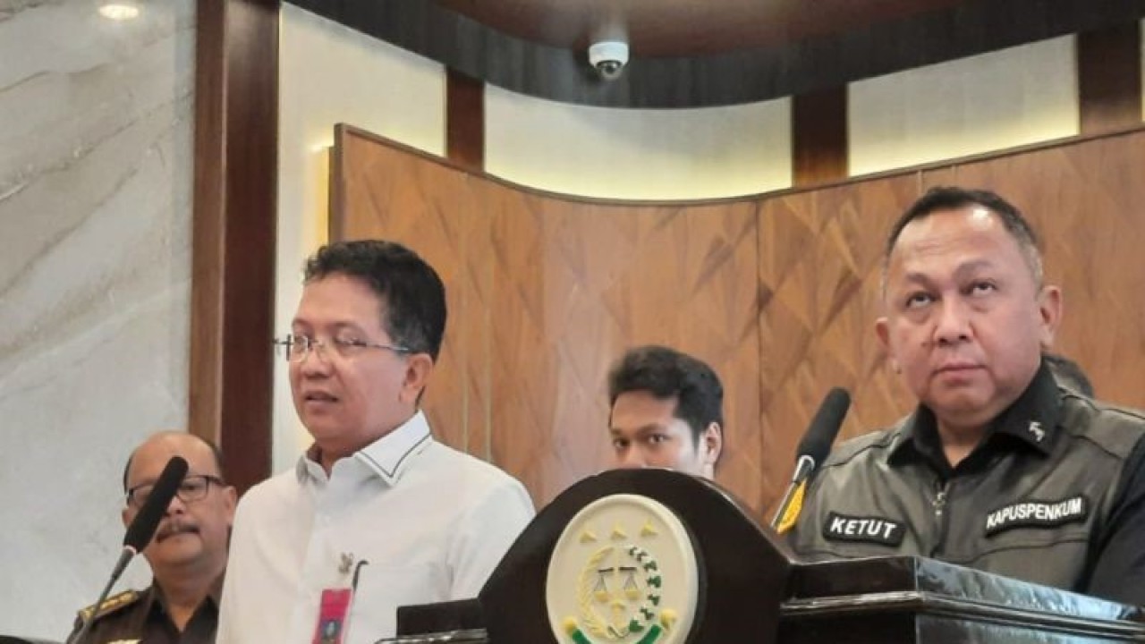 Direktur Penyidikan Jampidsus Kuntadi (kiri) dan Kapuspenkum Kejaksaan Agung Ketut Sumedana memberikan keterangan pers di Kantor Kejaksaan Agung RI, Jakarta, Selasa (3/10/2023). ANTARA/Laily Rahmawaty