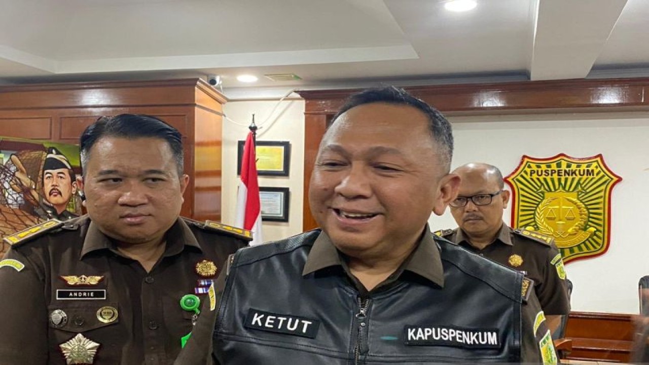 Kepala Pusat Penerangan Hukum (Kapuspenkum) Kejaksaan Agung Ketut Sumedana memberikan keterangan kepada wartawan terkait perkembangan penanganan kasus dugaan korupsi BTS 4G BAKTI Kominfor di ruang Puspenkum Kejaksaan Agung Jakarta, Senin (16/10/2023). (ANTARA/Laily Rahmawaty)