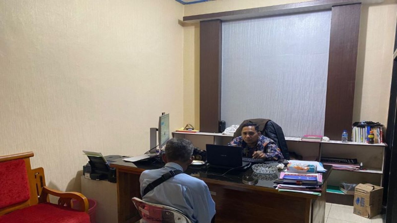 Penyidik tindak pidana khusus Kejaksaan Negeri Timor Tengah Selatan Provinsi Nusa Tenggara Timur, Senin (2/10) melakukan pemeriksaan terhadap JS sebagai tersangka dalam kasus korupsi dana BOS di SMA Negeri Kuanfatu. (ANTARA/HO-Kejaksaan Negeri Timor Tengah Selatan)