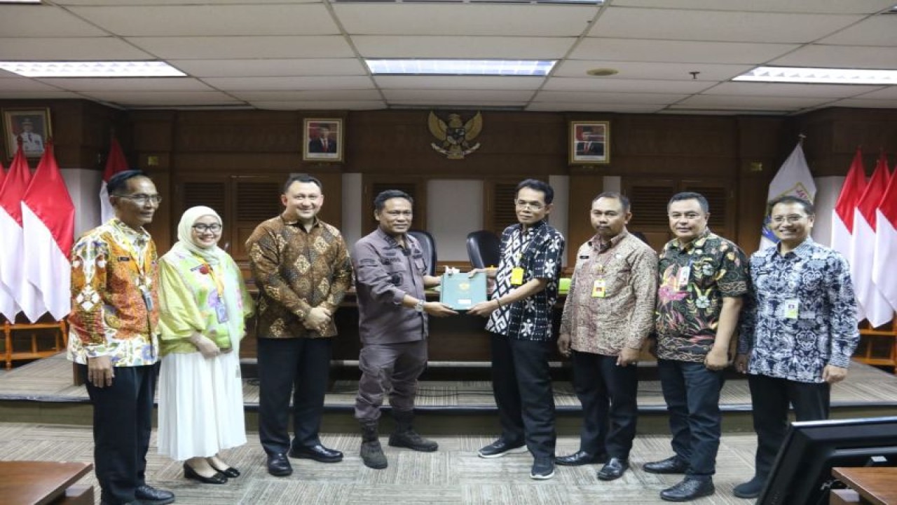 Kejaksaan Negeri (Kejari) Jakarta Barat (Jakbar) mengembalikan aset berupa tanah eks SMPN 205, Jalan Rawa Kompeni, RW 05 Kelurahan Kamal, Kecamatan Kalideres Jakarta Barat, kepada Pemerintah Provinsi (Pemprov) DKI Jakarta, Kamis (26/10/2023). ANTARA/HO-Pemkot Jakbar