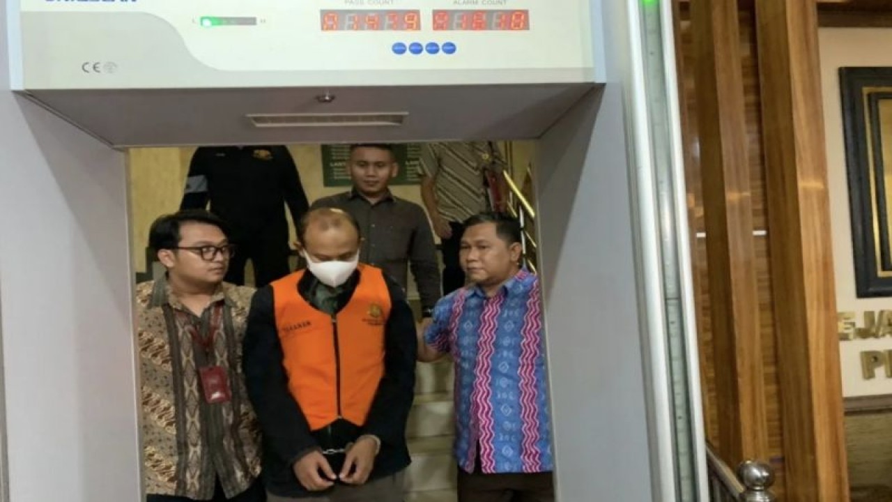 Mantan Direktur PT BSP Zapin saat akan ditahan di Rutan Kelas I Pekanbaru setelah menjalani pemeriksaan dan ditetapkan sebagai tersangka. (ANTARA/HO-Kejari Pekanbaru)