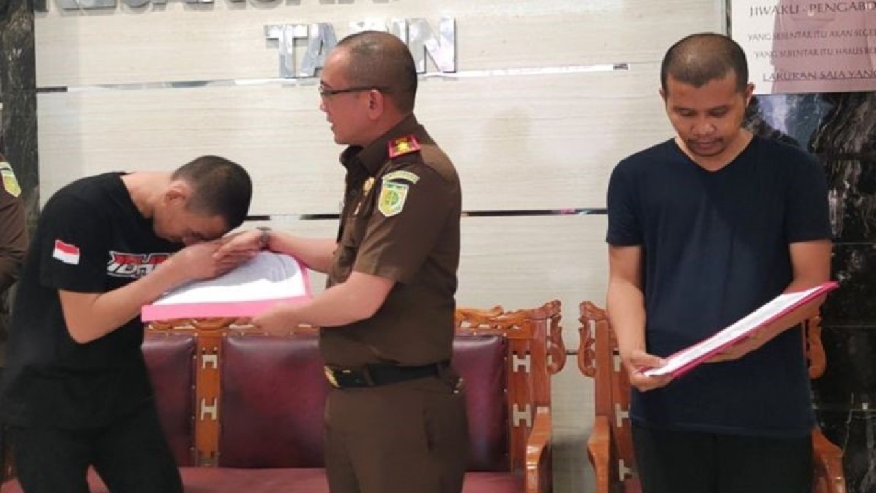 Kepala Kejaksaan Negeri Tapin Adi serahkan surat pernyataan bebas untuk kedua tersangka kasus kecelakaan lalu lintas di Tapin, Selasa (3/10/2023). ANTARA/Muhammad Fauzi Fadilah