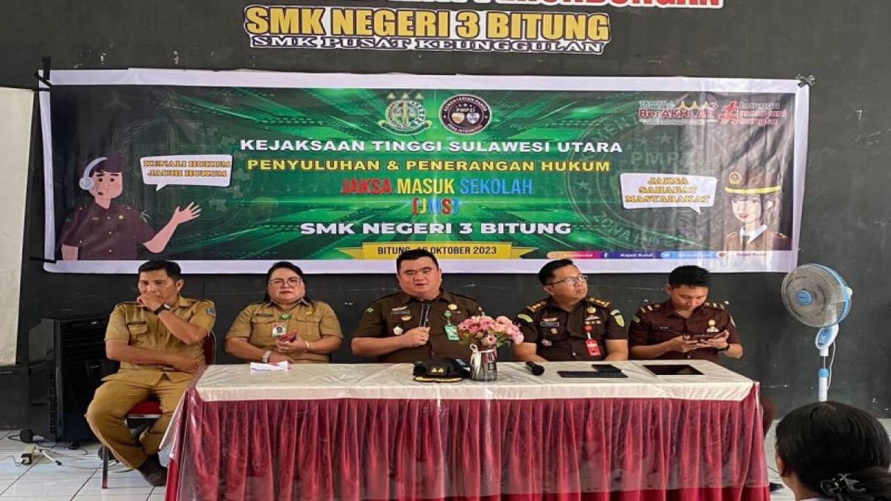 Tim JMS Kejati Sulut saat melakukan penyuluhan dan penerangan hukum kepada pelajar SMK Negeri 3 Bitung. ANTARA/HO-Penkum Kejati Sulut (1)