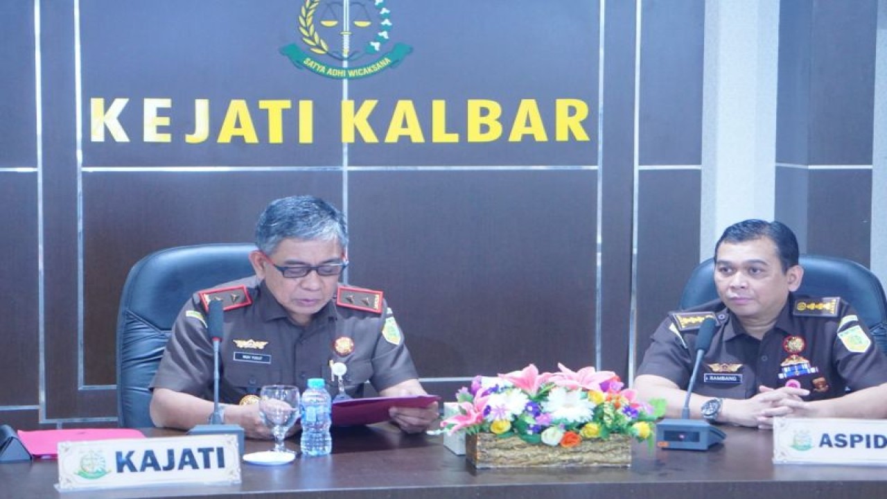 Kepala Kejati Kalimantan Barat Muhammad Yusuf menggelar konfrensi pers penetapan lima tersangka terkait kasus korupsi di Bank Kalbar Cabang Kota Sinkawang, di Pontianak, Sabtu (28/10/2023). ANTARA/HO Kejati Kalbar.