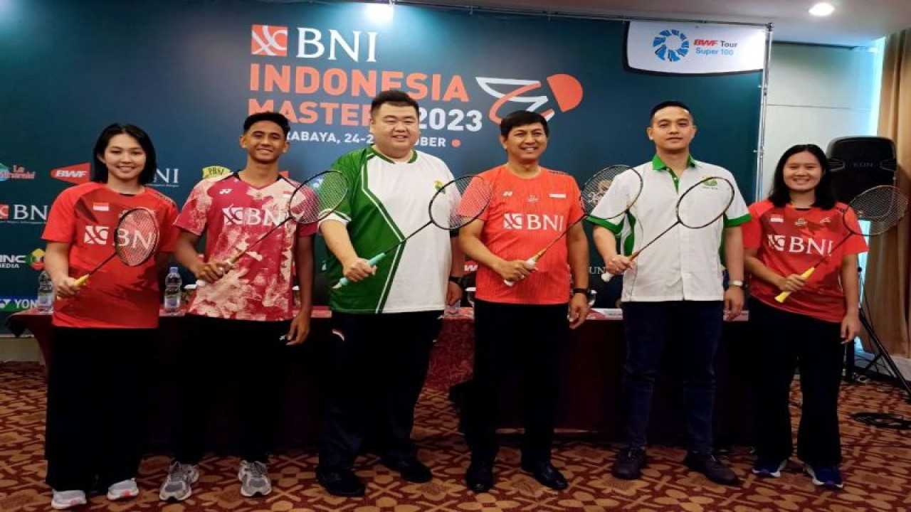 Ketua Panitia Pelaksana turnamen bulutangkis BNI Indonesia Masters 2023 Armand Darmadji (tengah) foto bersama Wakil Ketua III Pengprov PBSI Jawa Timur Putu Rangga Jayarana (kedua kanan ), Kepala Area Head BNI Regional 6 Surabaya Hery Prijanto dan sejumlah pebulu tangkis Indonesia usai konferensi pers di Surabaya, Senin (23/10/2023). (ANTARA/Naufal Ammar Imaduddin)
