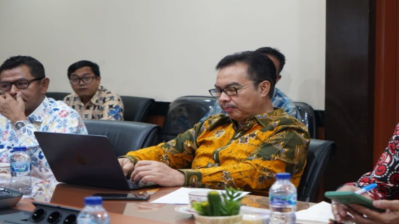 Kepala BKKBN Hasto Wardoyo (kanan) menerima audiensi fungsionaris Nasyiatul Aisyiyah (NA) di Ruang Sekretariat Stunting BKKBN Pusat, Jakarta pada Selasa (10/10/2023). (ANTARA/HO-BKKBN)
