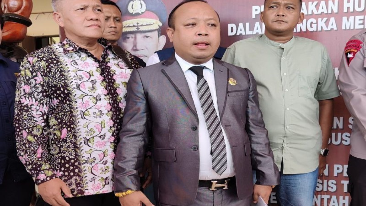 Kuasa hukum keluarga Brigadir SH, Aryas Adi Suyanto (tengah), saat memberikan keterangan di Tanjung Selor, Kabupaten Bulungan, Kalimantan Utara, Rabu (18/10/2023). (ANTARA/Muh. Arfan)