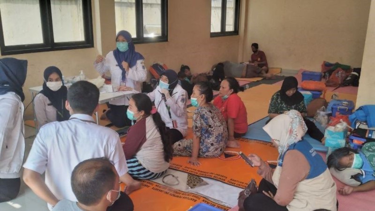 Warga korban kebakaran di Jalan Dakota II, Kebon Kosong, diperiksa oleh tim kesehatan Puskemas Kebon Kosong 1 di Sasana Krida Karang Taruna (SKKT) Kelurahan Kebon Kosong, Jakarta, Rabu (11/10/2023). ANTARA/Nadia Putri Rahmani