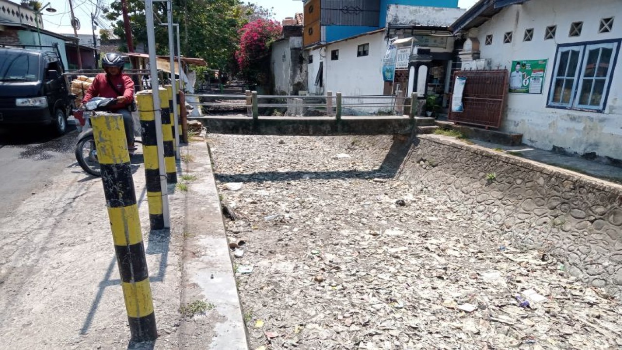 Kali Ning di Kota Mataram, Provinsi Nusa Tenggara Barat, mengering pada musim kemarau. (ANTARA/Nirkomala)