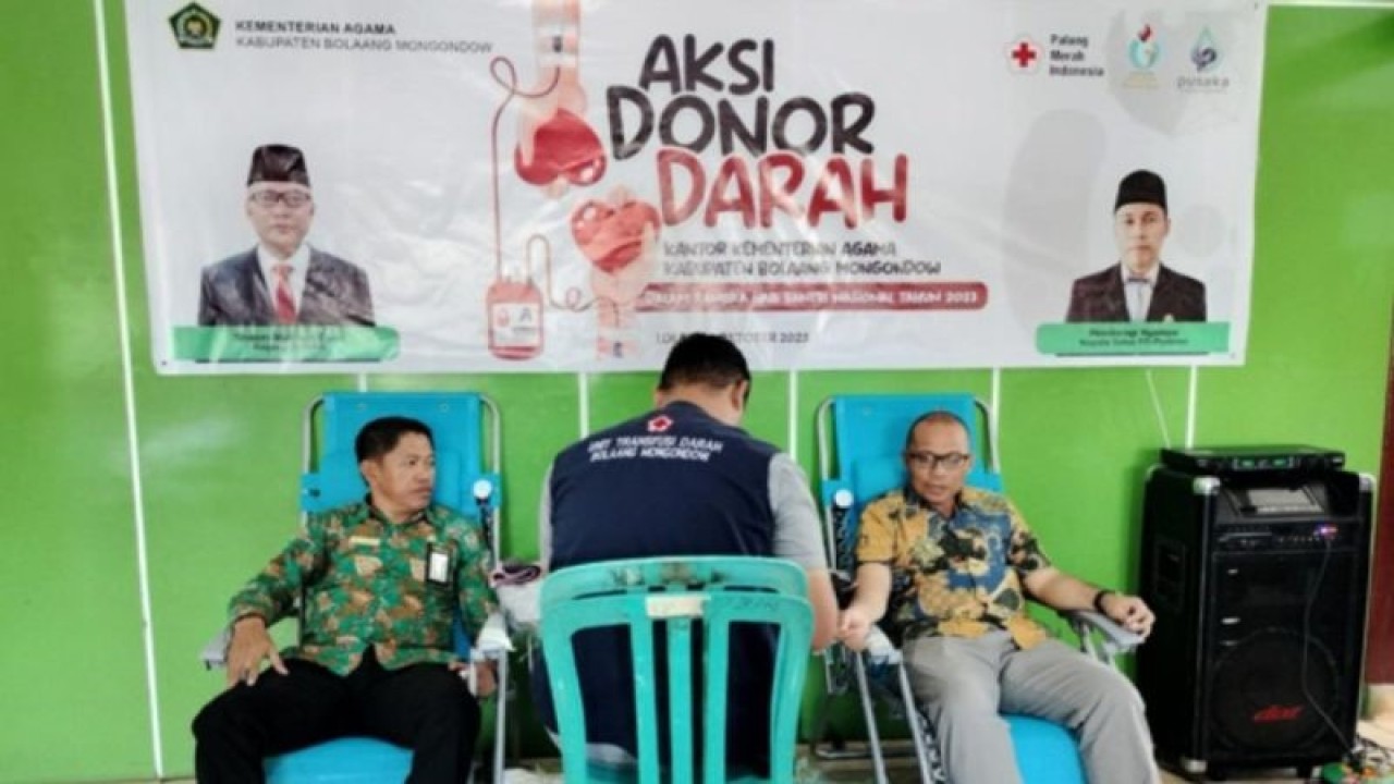 Kepala Kantor Kementerian Agama Kabupaten Bolaang Mongondow Shabri Makmur Bora, saat melakukan donor darah, di Bolmong, Jumat (20/10/2023). ANTARA/Nancy L Tigauw.