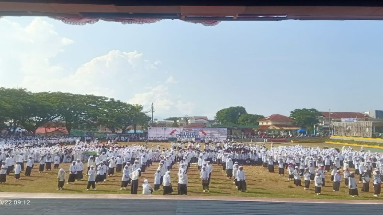 Kemenag Malut menggelar upacara peringatan Hari Santri Nasional 2023 di Lapangan Ngaralamo Kota Ternate,melalui pelaksanaan Apel Santri dipusatkan di Lapangan Ngaralamo Ternate, Minggu (22/10/2023). ANTARA/Abdul Fatah