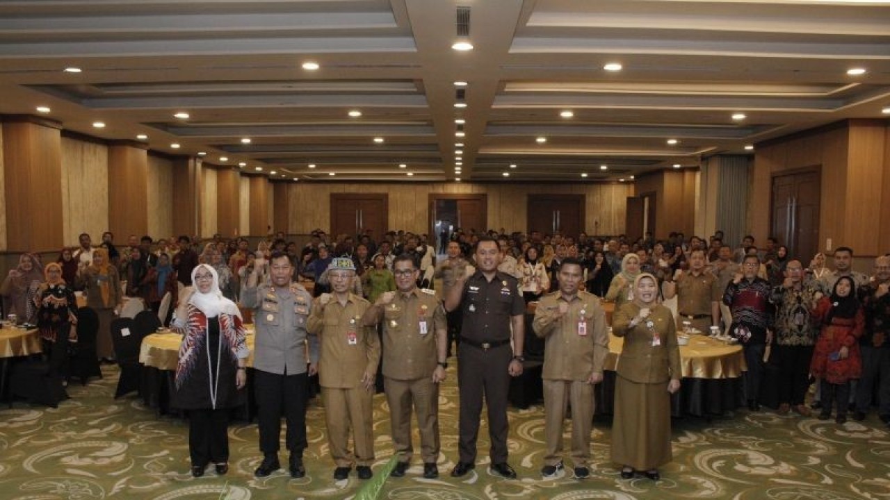 Dirjen Bina Pemdes Kemendagri Eko Prasetyanto Purnomo Putro dan Pj. Gubernur Kalimantan Timur (Kaltim) Akmal Malik saat membuka acara pelatihan  aparatur desa di Kalimantan Timur, Selasa (10/10/2023).  (ANTARA/HO-Puspen Kementerian Dalam Negeri)