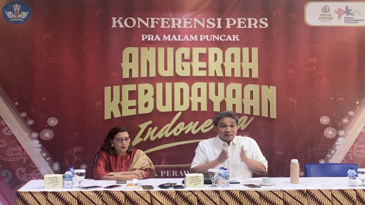 Direktur Jenderal Kebudayaan Kementerian Pendidikan, Kebudayaan, Riset, dan Teknologi (Kemendikbudristek) Hilmar Farid serta Tim Penilaian AKI 2023 Maria Darmaningsih dalam Konferensi Pers di Gedung A Kemendikbudristek, Jakarta, Kamis (26/10/2023). ANTARA/Astrid Faidlatul Habibah.