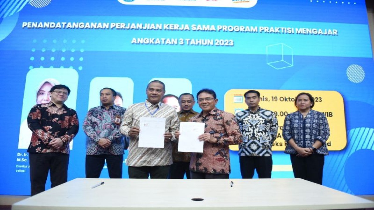 Kementerian Pendidikan, Kebudayaan, Riset, dan Teknologi (Kemendikbudristek) menandatangani Perjanjian Kerja Sama (PKS) dengan 227 perguruan tinggi yang tergabung sebagai Perguruan Tinggi Pelaksana (PTP) Program Praktisi Mengajar Angkatan 3 di Kantor Kemendikbudristek, Jakarta, Kamis (19/10/2023). (ANTARA/HO-Kemendikbudristek)