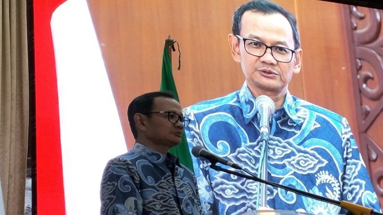 Direktur Jenderal Pendidikan Tinggi, Riset dan Teknologi Kemendikbudristek Nizam memberikan paparan di Universitas Andalas Padang, Selasa, (24/10/2023). ANTARA/Muhammad Zulfikar.