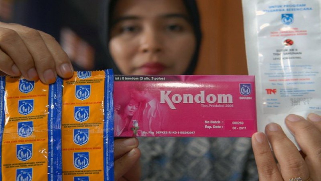 Ilustrasi - Seorang petugas Badan Koordinasi Keluarga Berencana Nasional (BKKBN) menunjukkan sejumlah alat kontrasepsi di Jakarta, Selasa (29/12/2009). FOTO ANTARA/Widodo S. Jusuf/ed/nz/09.