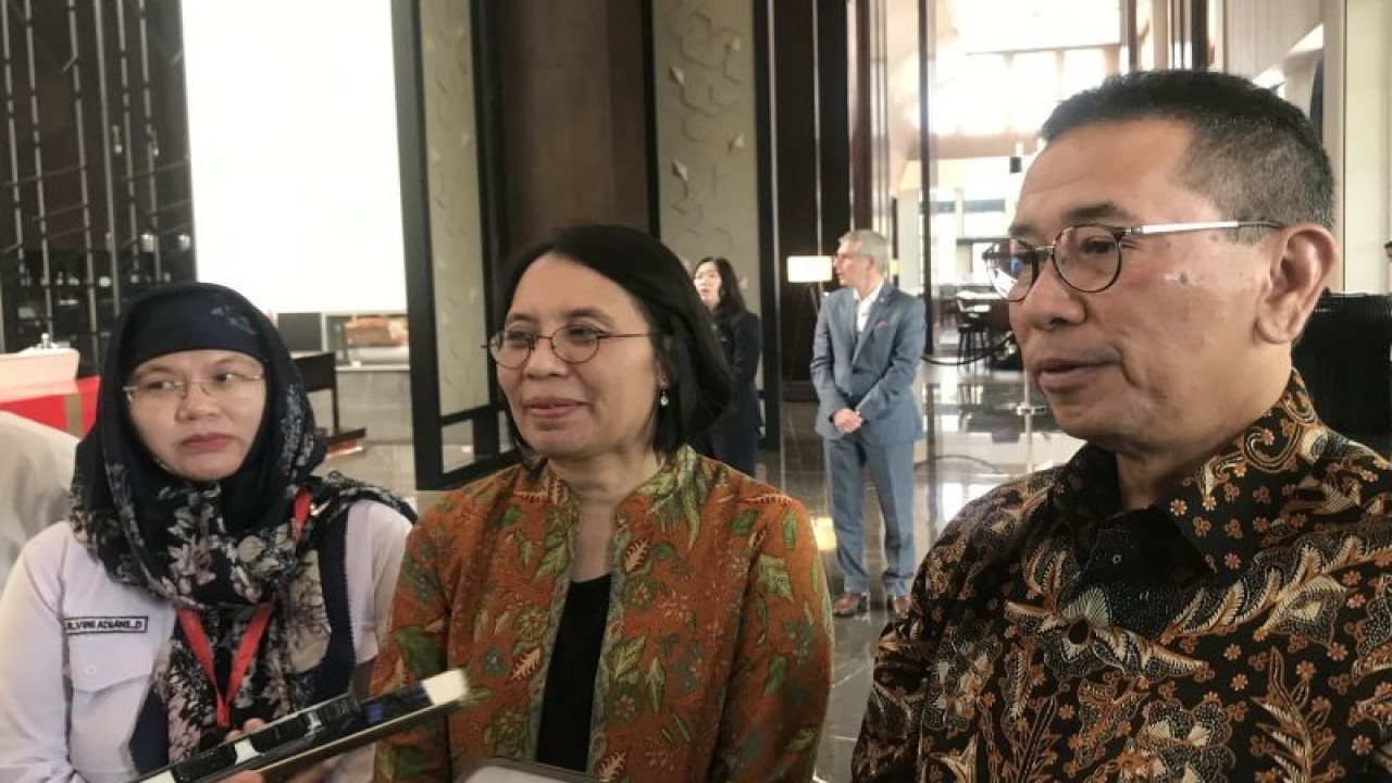Direktur Jenderal Kesehatan Masyarakat (Dirjen Kesmas) Kementerian Kesehatan (Kemenkes) RI Maria Endang Sumiwi (tengah) bersama Deputi Bidang Koordinasi Peningkatan Kualitas Kesehatan Pembangunan Kependudukan Kemenko PMK Satya Sananugraha (kanan) saat memberikan keterangan di Bandung, Jawa Barat, Senin (23/10/2023). (ANTARA/Rubby Jovan)