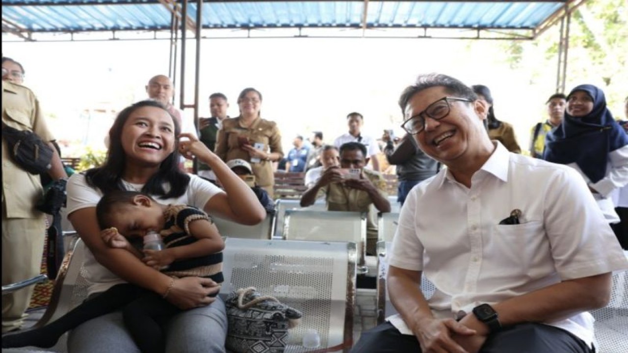 Menteri Kesehatan RI Budi Gunadi Sadikin saat bertukar obrolan dengan salah satu pasien di RSUP dr Ben Mboi, Kecamatan Alak, Kota Kupang, Nusa Tenggara Timur. (ANTARA/HO-Kemenkes).