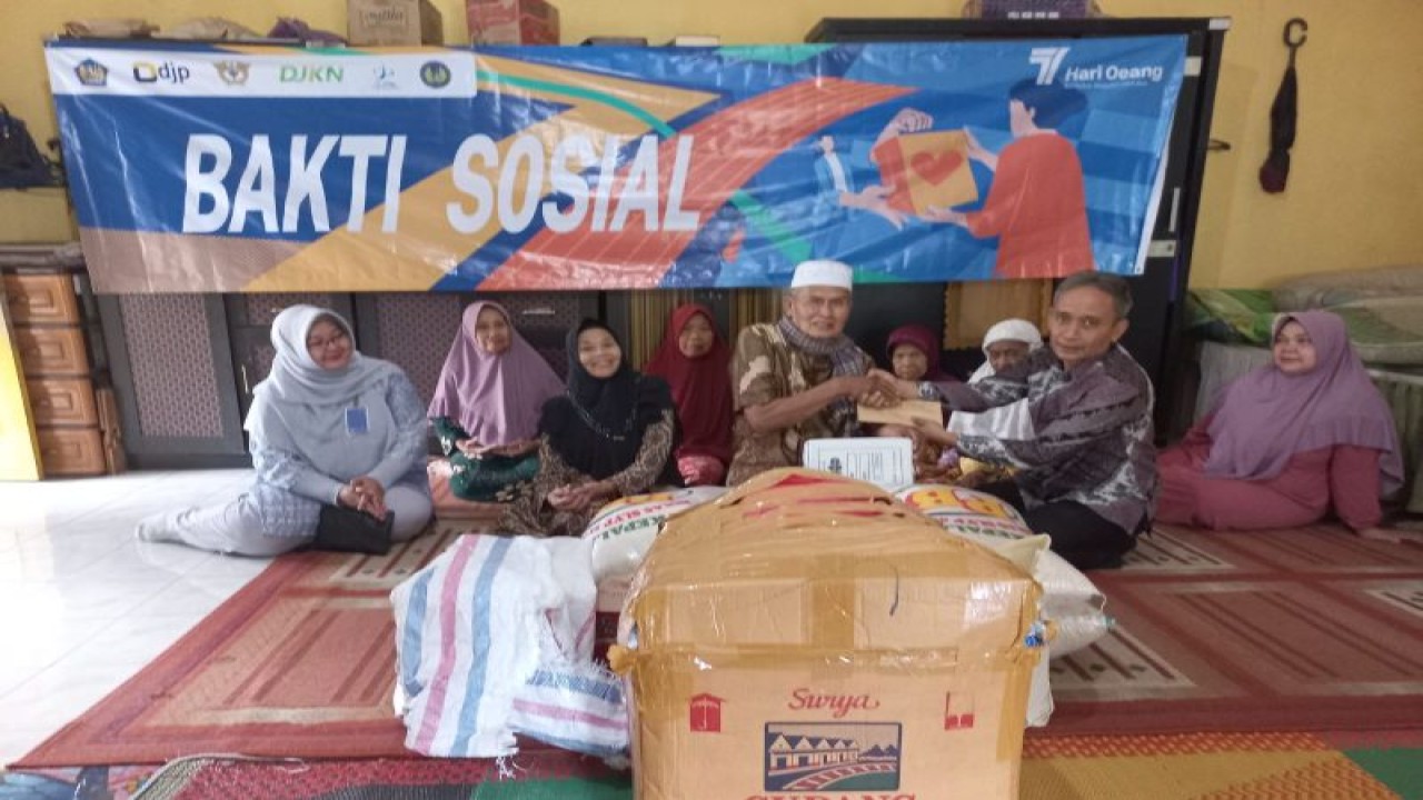 Kantor Vertikal Kementerian Keuangan (Kemenkeu) Provinsi Banten menyelenggarakan bakti sosial dalam rangka memeriahkan hari Oeang yang diperingati pada setiap 30 Oktober.  ANTARA/HO/DJP Banten