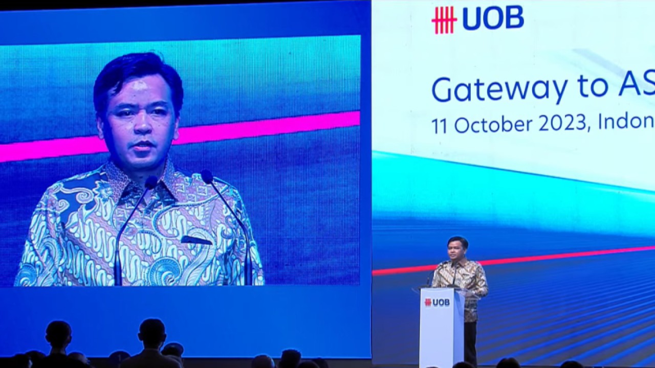 Deputi Bidang Koordinasi Sumber Daya Maritim Kemenko Marves Firman Hidayat saat memberikan pidato kunci dalam acara UOB Gateway to ASEAN Conference 2023 di Jakarta, Rabu (11/10/2023) (ANTARA/Bayu Saputra)