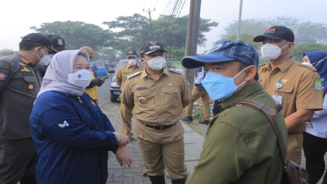 Deputi Bidang Koordinasi Pengelolaan Lingkungan dan Kehutanan Kemenko Marves Nani Hendiarti (kiri) meninjau TPA Rawakucing didampingi Wali Kota Tangerang Arief R Wismansyah, Selasa (24/10/2023). ANTARA/HO-Pemkot Tangerang