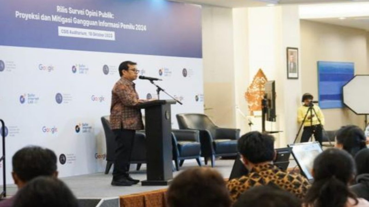 Wakil Menteri Komunikasi dan Informatika Nezar Patria memberi sambutan dalam acara Rilis Survei Opini Publik: Proyeksi dan Mitigasi Gangguan Informasi Pemilu 2024 di Jakarta Pusat, Rabu (18/10/2023). (ANTARA/HO-Kemenkominfo)