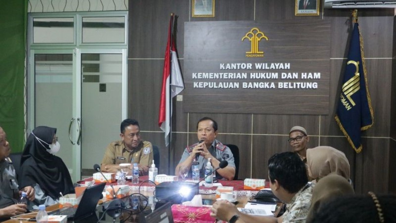 Kepala Kanwil Kemenkumham Babel Harun Sulianto (tengah) saat memimpin rapat harmonisasi Raperda Penyerahan Prasarana, Sarana dan Utilitas Perumahan dan Permukiman Kabupaten Bangka Selatandi Pangkalpinang, Selasa (3/10/2023). (ANTARA/ HO-Humas Kanwil Kemenkumham Babel)