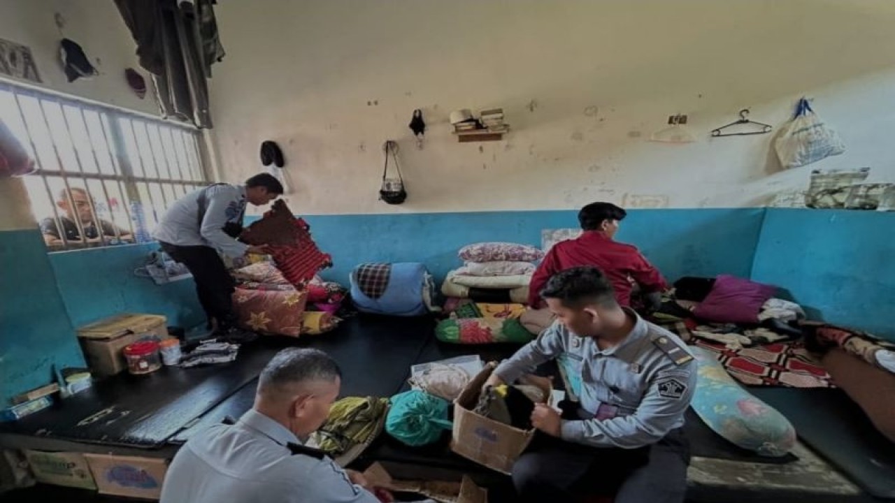 Pihak Kemenkumham Sulsel saat menggeledah blok hunian di Rutan Jeneponto, Sulsel, Senin (30/10/2023). ANTARA/HO-Humas Kemenkumham Sulsel