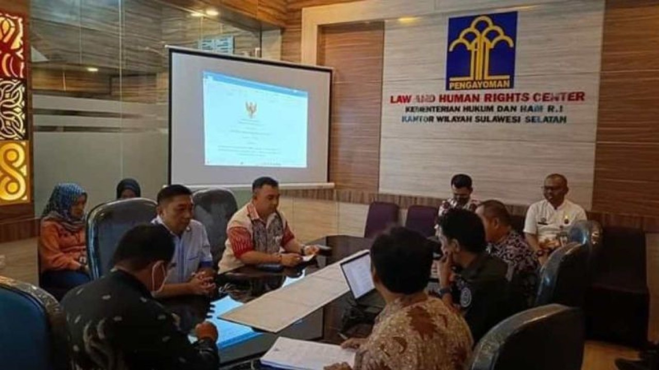 Suasana rapat harmonisasi produk hukum yang dilakukan oleh Tim Perancang UU Kanwil Kemenkumham Sulsel, Jumat (13/10/2023). ANTARA/HO/Kemenkumham Sulsel