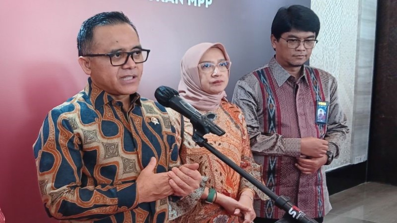 Menteri Pendayagunaan Aparatur Negara dan Reformasi Birokrasi (PANRB) Abdullah Azwar Anas (kiri) menghadiri acara di Jakarta Selatan, Selasa (31/10/2023). (ANTARA/Rina Nur Anggraini.)