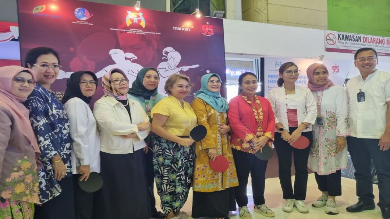 Menteri PPPA Bintang Puspayoga (keempat kanan) saat sesi foto bersama di sela-sela "Kejuaraan Tenis Meja Dalam Rangka Memperingati Hari Ibu" di Pasar Tanah Abang, Jakarta, Kamis (26/10/2023). (ANTARA/ Anita Permata Dewi)
