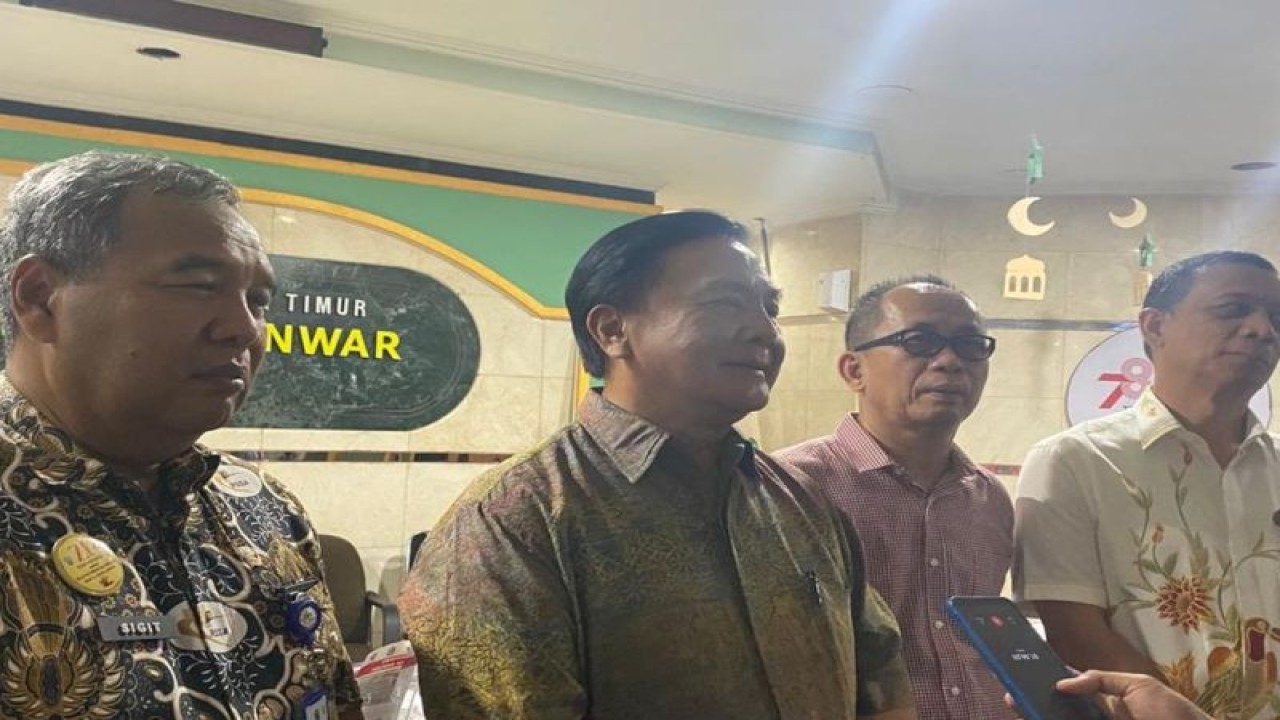 Deputi Bidang Perlindungan Khusus Anak KemenPPPA Nahar (kedua kanan) bersama Ketua Harian Kompolnas Irjen Pol. (Purn) Benny Mamoto (kedua kiri) menjenguk D (7) di rumah sakit. D adalah anak yang menjadi korban penyekapan dan penganiayaan keluarganya di Kota Malang, Jawa Timur. (ANTARA/ HO-Kemen PPPA)