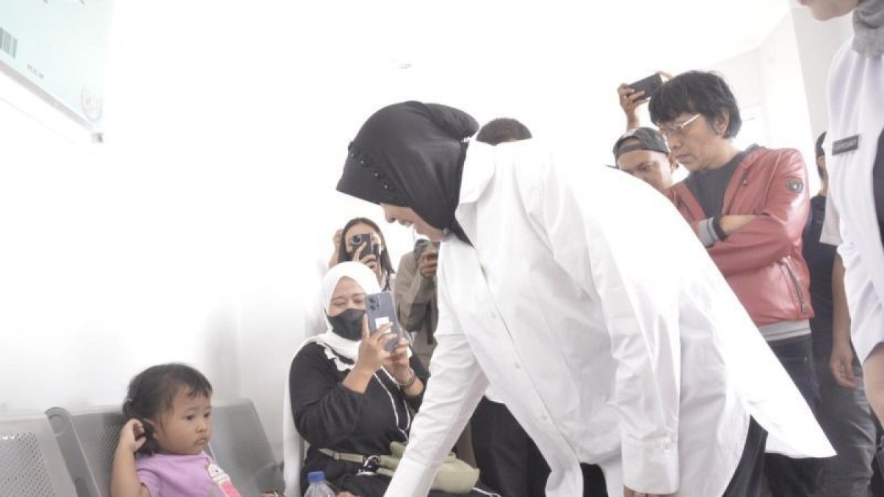 Menteri Sosial Tri Rismaharini dalam operasi katarak gratis di RSUD Ciawi, Kabupaten Bogor, Jawa Barat, Rabu (25/10/2023). (ANTARA/HO-Humas Pemkab Bogor)