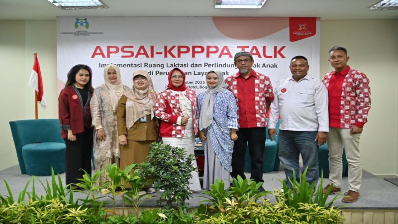 Plt Asisten Deputi Pemenuhan Hak Anak atas Kesehatan dan Pendidikan Kementerian Pemberdayaan Perempuan dan Perlindungan Anak Anggin Nuzula Rahma (keempat kanan) dalam acara "Sosialisasi dan Talkshow Implementasi Ruang Laktasi dan Perlindungan Hak Anak di Perusahaan Layak Anak". (ANTARA/ HO-Kemen PPPA)