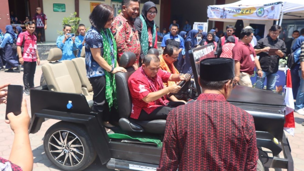 Bupati Semarang, Jawa Tengah (Jateng), Ngesti Nugraha menjajal prototipe mobil listrik buatan siswa jurusan teknik kendaraan ringan (TKR) SMKN 1 Tengaran. (Istimewa/jatengprov.go.id)