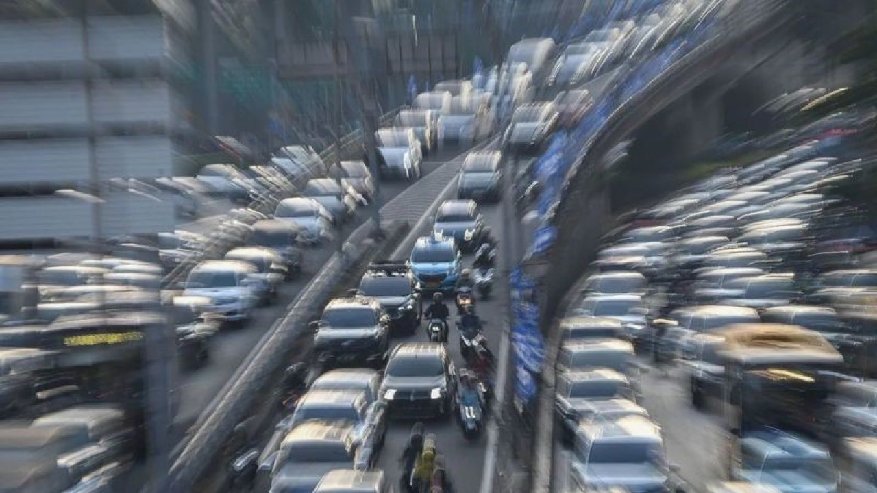 Kepadatan lalu lintas pada hari kerja di Jalan Gatot Subroto, Jakarta, Kamis (24/8/2023). ANTARA FOTO/Aditya Pradana Putra/rwa/aa.