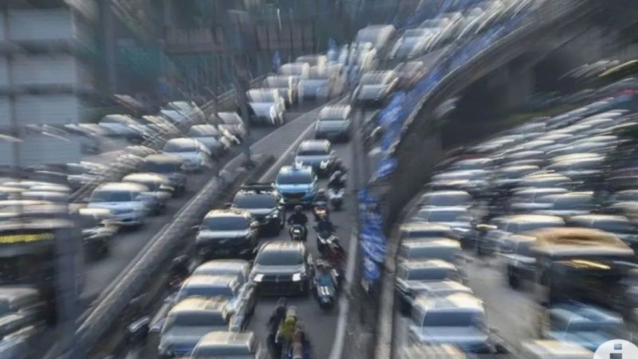 Kepadatan lalu lintas pada hari kerja di Jalan Gatot Subroto, Jakarta, Kamis (24/8/2023). ANTARA FOTO/Aditya Pradana Putra/rwa/aa