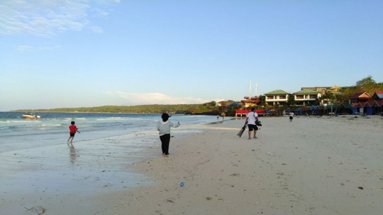 Suasana salah satu destinasi wisata di Kabupaten Bulukumba yakni Tanjung Bira yang dikenal dengan keindahan laut dan pasir putihnya. Antara/ Suriani Mappong