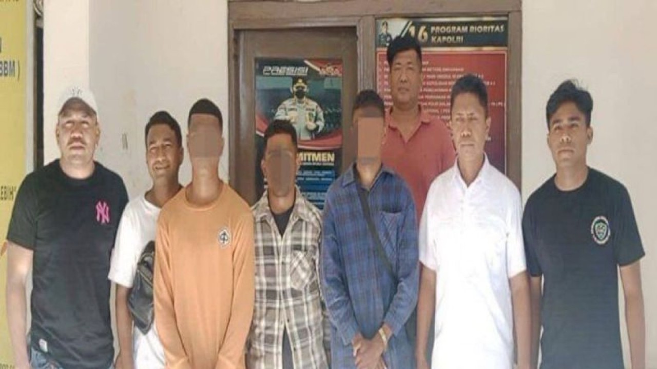 Aparat Kepolisian Resor Belu, Kabupaten Belu Provinsi Nusa Tenggara Timur menangkap tiga warga Timor Leste yang masuk secara secara ilegal ke wilayah Indonesia, Sabtu (21/10). (ANTARA/HO-Humas Polres Belu)