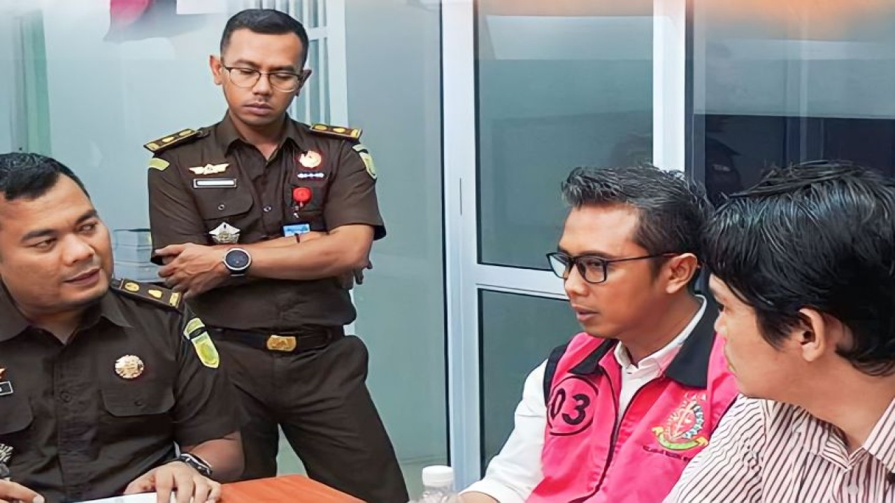 Kejaksaan Tinggi Kepulauan Riau (Kepri) melimpahkan tersangka kasus korupsi pembangunan jembatan Tanah Merah Kabupaten Bintan, kepada Jaksa Penuntut Umum (JPU) Kejari Bintan, Rabu (25/10/2023). (ANTARA/HO-Penkum Kejati Kepri)