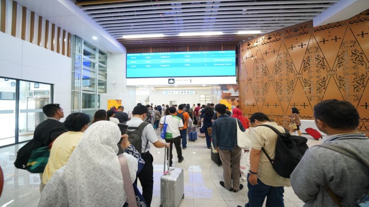 Ilustrasi - Antrean penumpang Kereta Cepat Whoosh. ANTARA/HO-PT KCIC