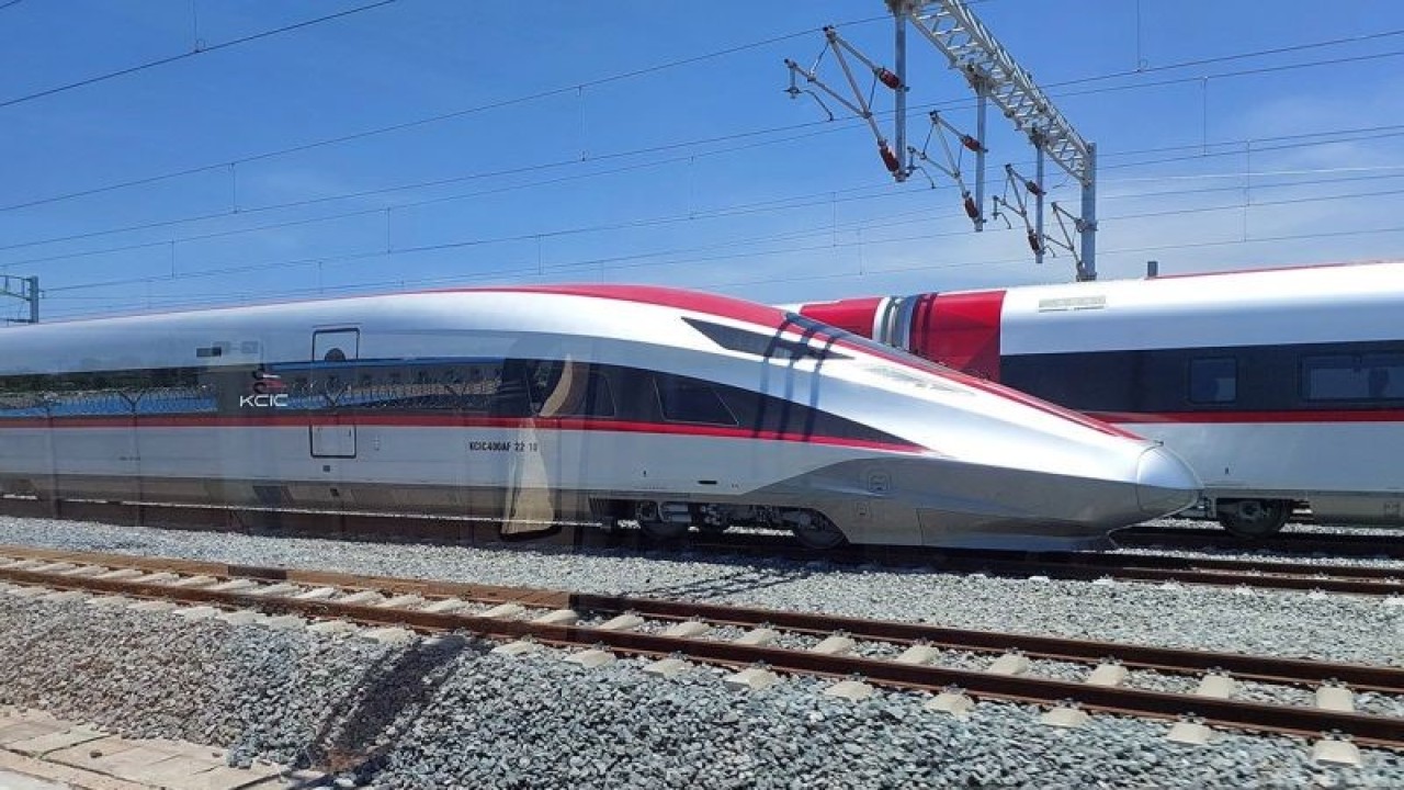 Kereta Cepat Jakarta - Bandung "Whoosh" yang dapat memangkas waktu perjalanan ke Bandung hanya 45 menit. ANTARA/Fitra Ashari/am.